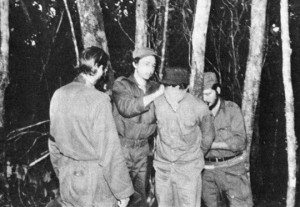 Raoul Castro baillonne un prisonnier pour que le Che l'exécute.